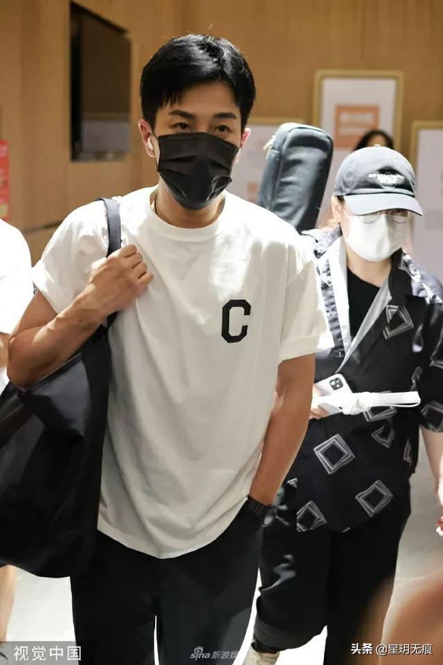 刘恺威《披荆斩棘》下班路透曝光 穿简约白T头发乌黑浓密