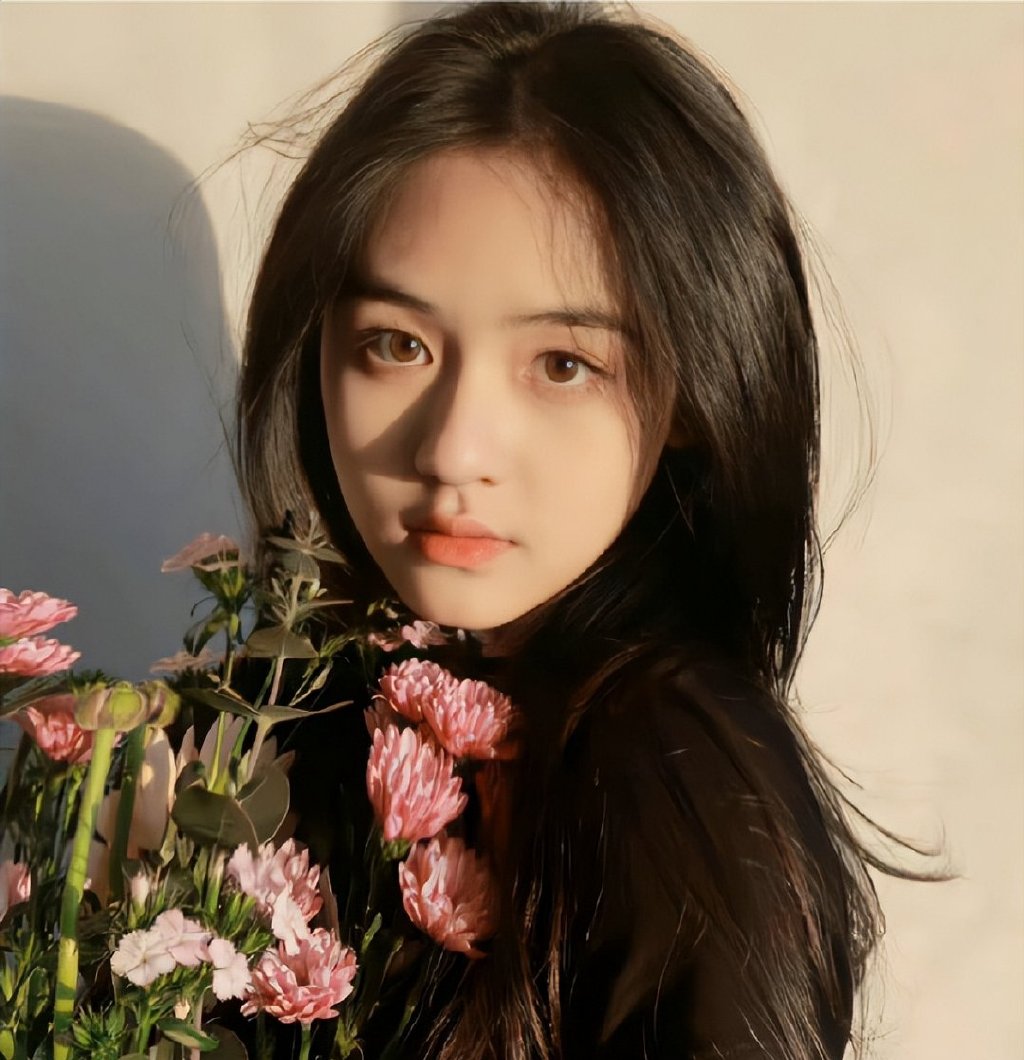 超过马嘉祺，中戏表演班第一的素人女孩，凭一张脸就火了，很现实