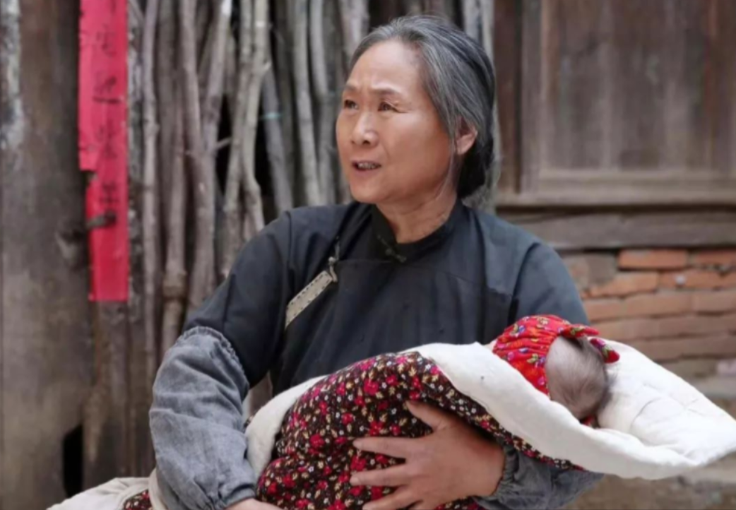 “百亿老太”苇青：荧屏上的扮丑卖惨只是表象，她的故事很励志