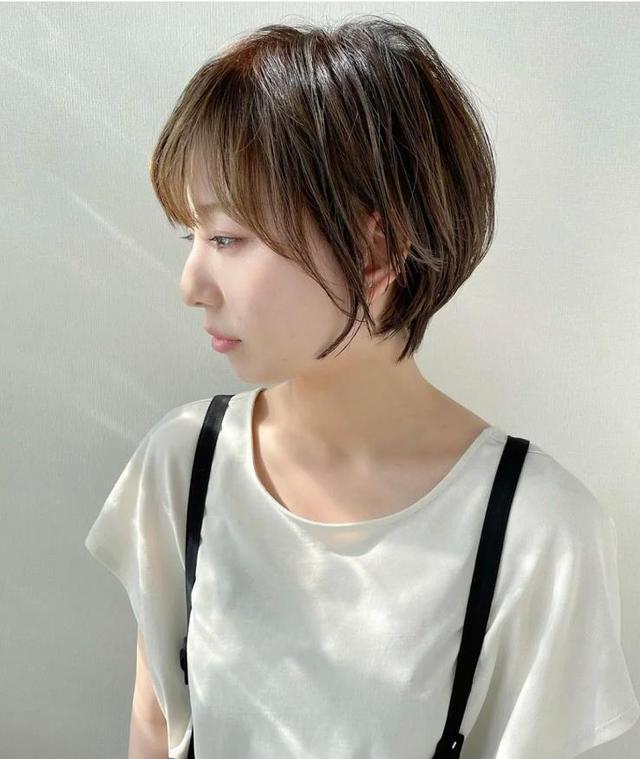 40-50岁的圆脸中年女人，适合留什么样的短发？