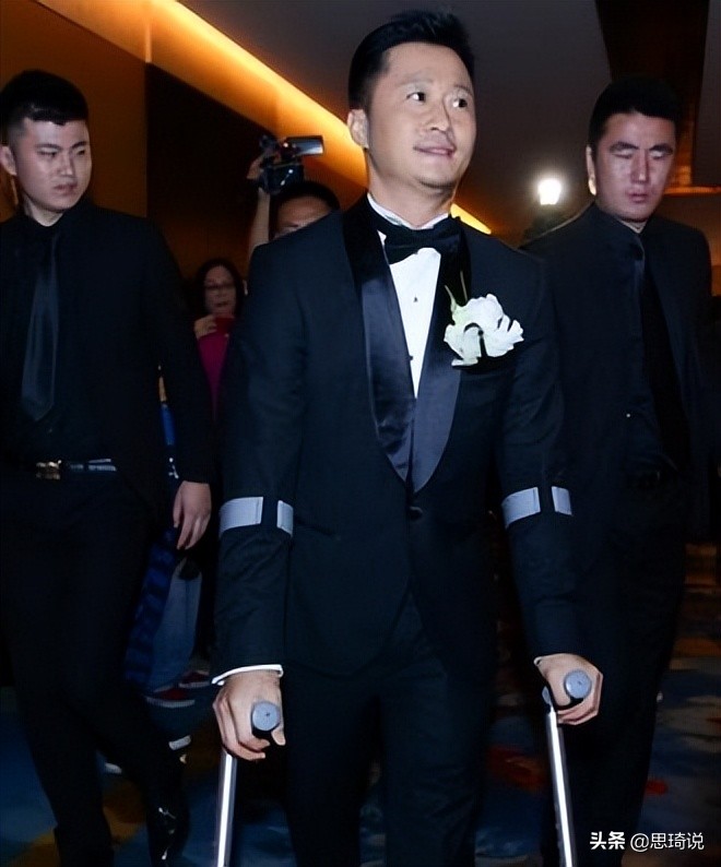 俞灏明的脸、谢霆锋的手、成龙全身是伤，辉煌背后是血泪