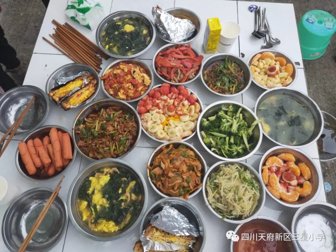 四川天府新区三星小学把劳动教育融入到餐厨实践中