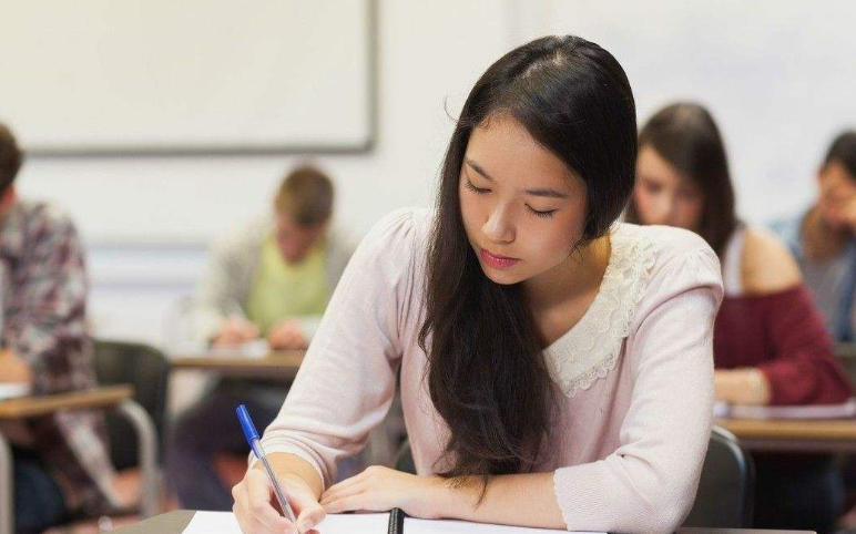 男大学生寝室学习，“上半身”却意外火了，网友表示：想一起学习