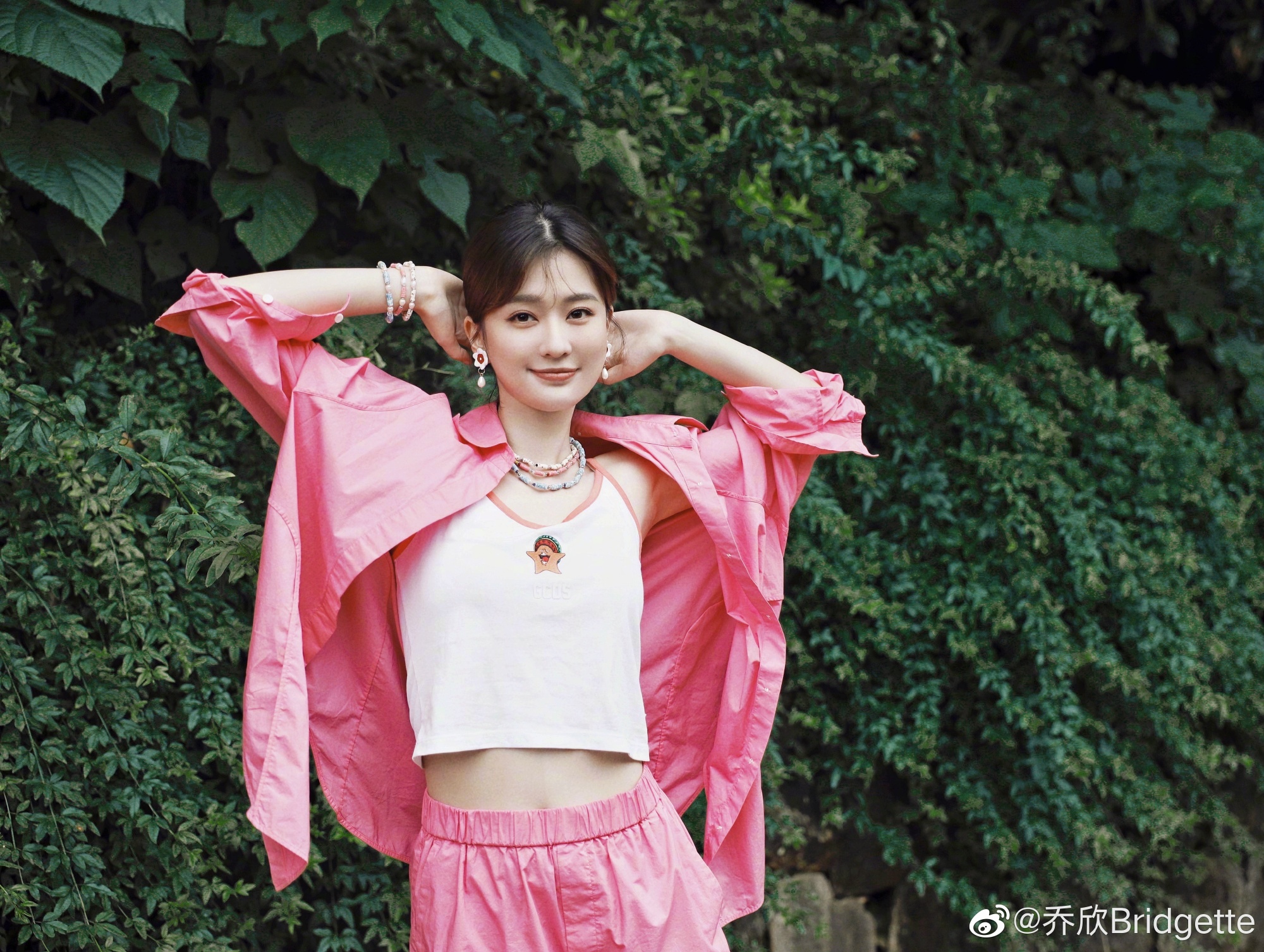 王心凌张天爱乔欣撞衫，同款衣服美感不同，气质差距大