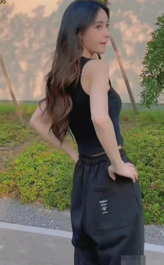 杨颖六一晒滑板，黑色吊带无意露肩带，腰肢纤细运动裤松垮挂不住