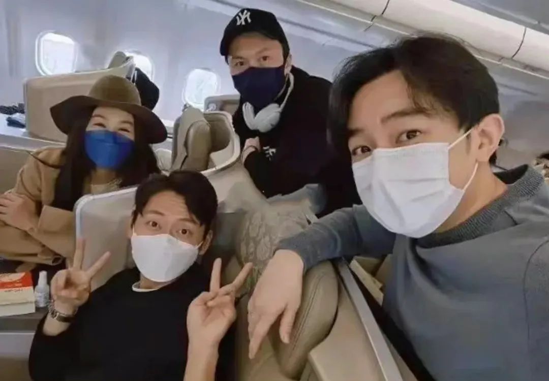 王祖蓝乘飞机变新冠密接者，集中隔离丢了工作，工作室发文报平安