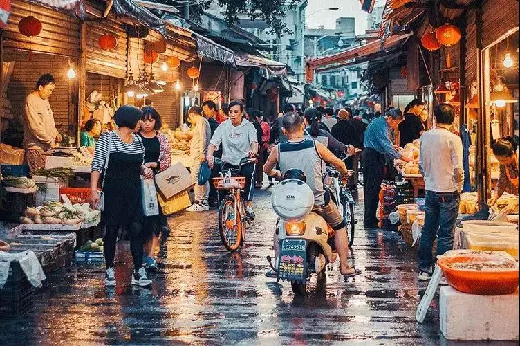 一个80后上海“土著”家庭的窘境：年薪40万还住着50平的老弄堂