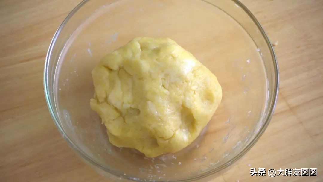 你吃过蛋糕饼吗？外脆里软的粗点心，看着就馋了