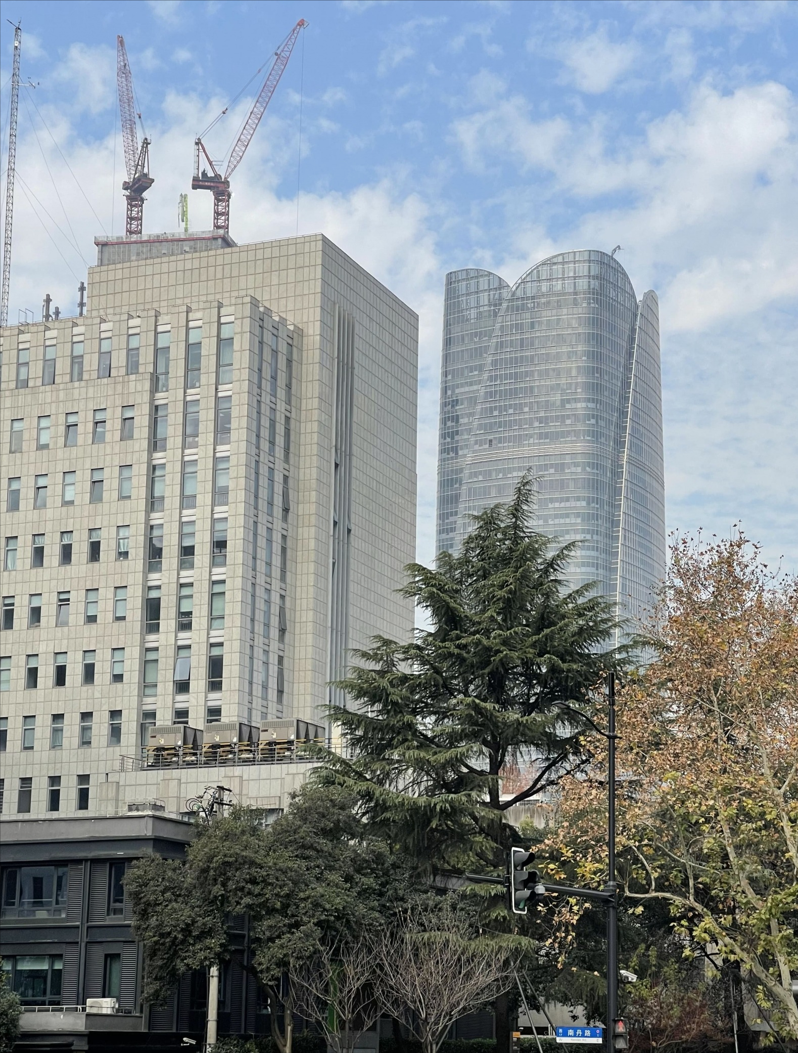 答案是肯定的,待建的北外滩480米项目,在建的新鸿基徐家汇国贸中心