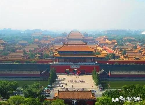 迪拜帆船酒店：位于阿拉伯联合酋长国迪拜，是世界上最奢华的酒店之一。酒店由 3 个独立的 V 形建筑组成，形状如同扬帆的船帆。酒店共有 602 房间，全部为套房，其中最大的总统套房面积约 780 平方米，配备私人泳池、直升机停机坪和专职厨师。 每个套房都有独特的设计和装饰，融合了传统阿拉伯风格和现代元素。从酒店的角度可以俯瞰迪拜的城市美景，是一个令人惊叹的建筑杰作。 酒店拥有世界上第一个在水上的人工岛，并且是世界上最昂贵的酒店之一。酒店的所有楼层都配备了先进的安全系统和舒适的设施，是迪拜旅游的必去之地。