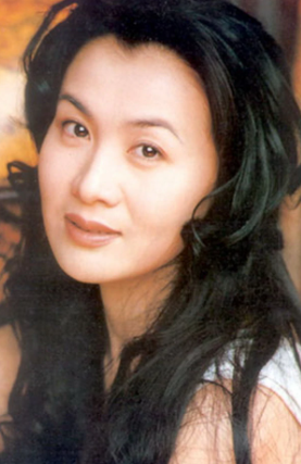 新剧遭换角、高龄拼四胎、肚皮都是针眼...女星怀孕各有各的心酸