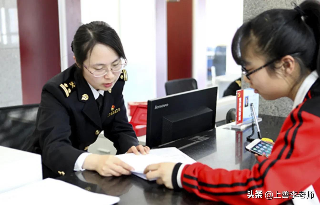 人人追捧的会计专业，为何“掉落神坛”？网友：年薪百万不香？