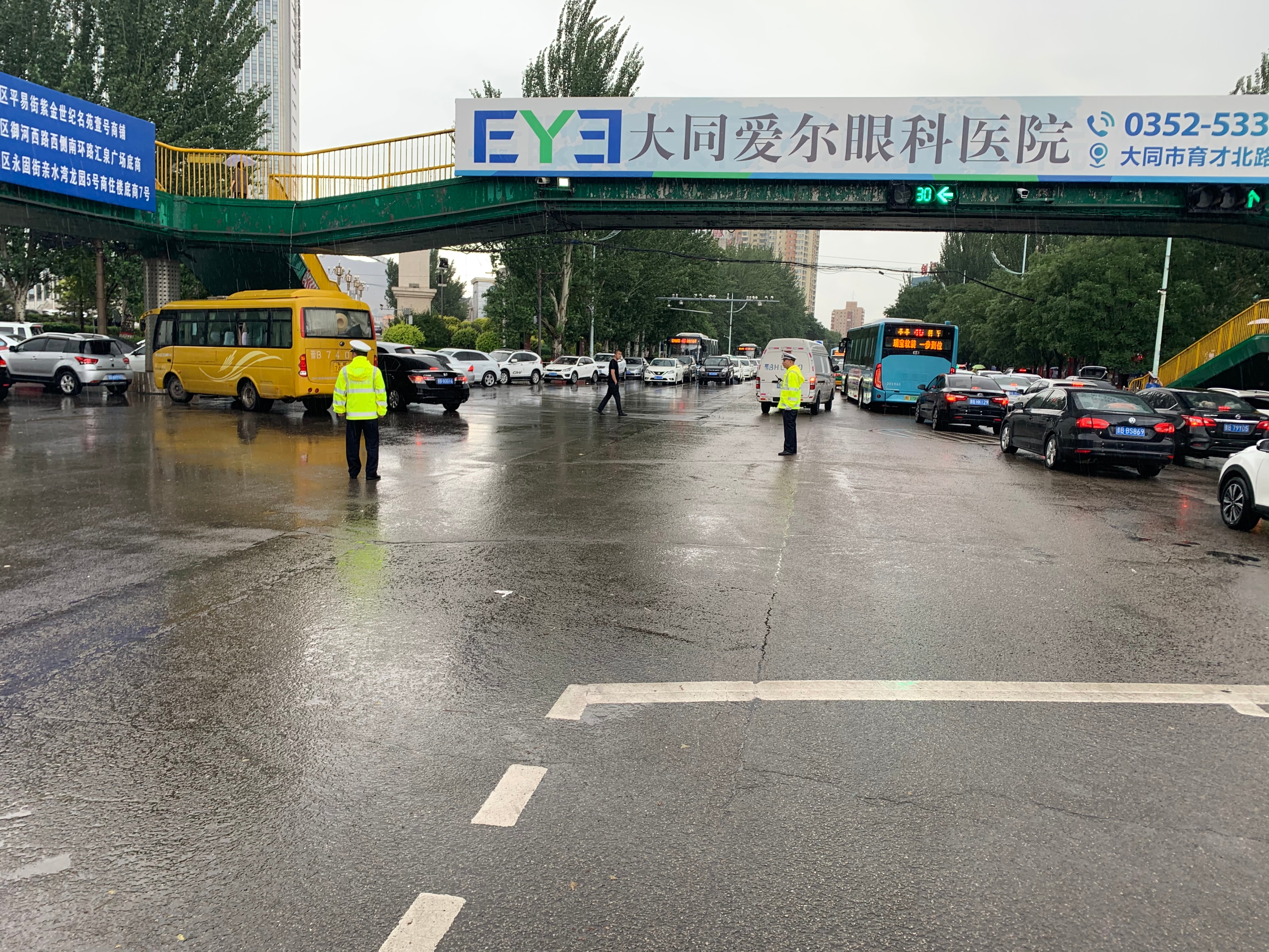 大同市公安局交警五大队“雨”您同行，守护辖区道路安全畅通