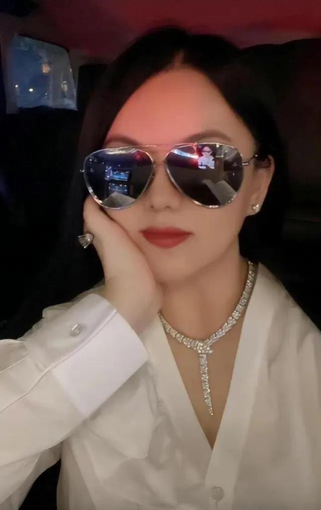 花钱如流水的4位女明星，一年2亿，有钱也养不起