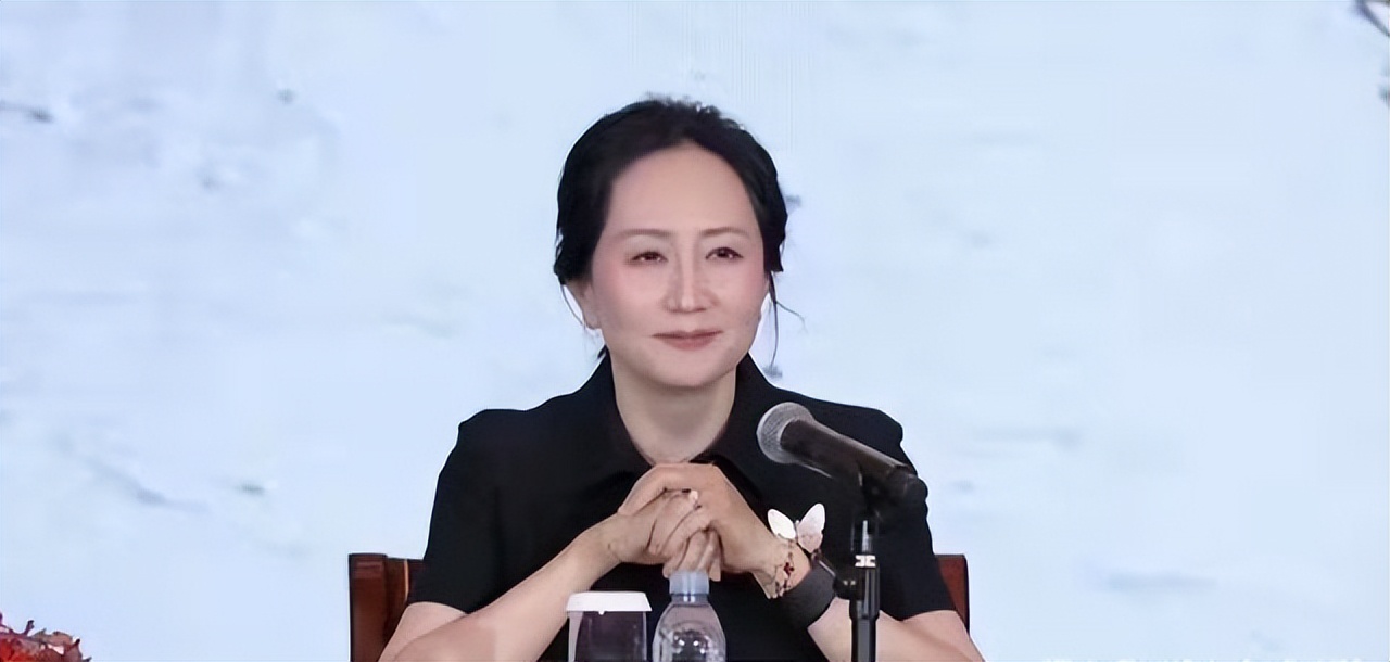 孟晚舟回国后老太快！满脸皱纹显疲惫，发际线后移大脑门抢镜