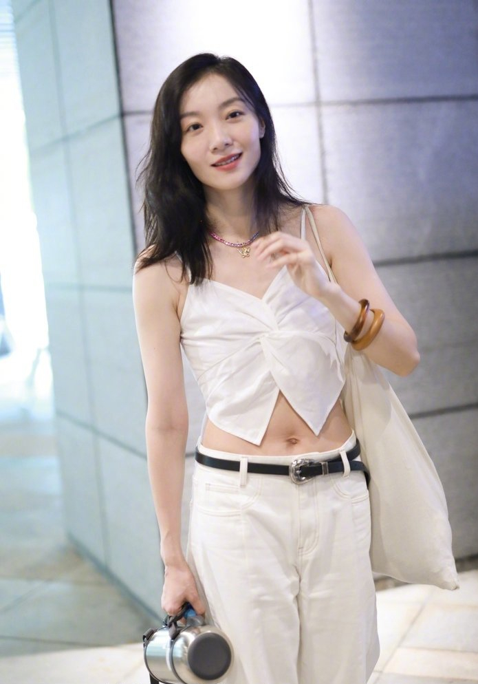 仙女下凡！齐溪浪姐上班照曝光，白色小吊带秀身姿，肚脐眼都好看