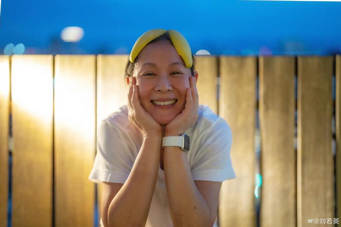 刘若英嘟嘴自拍，53岁还很纯真的漂亮，就算皱纹多也看着舒服的