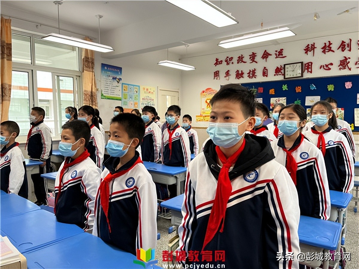 星光小學(xué)湖北路分校返校復(fù)課后升旗儀式(圖1) 星光小學(xué)湖北路分校返校復(fù)課后升旗儀式(圖1)