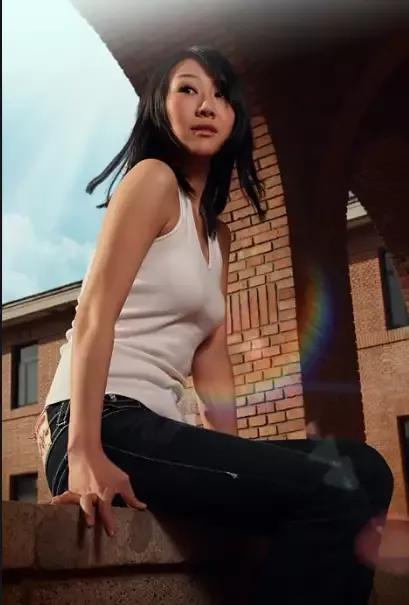 付丽：14岁参军，25岁辞职，26岁出专辑，30岁死于快递之手，为何