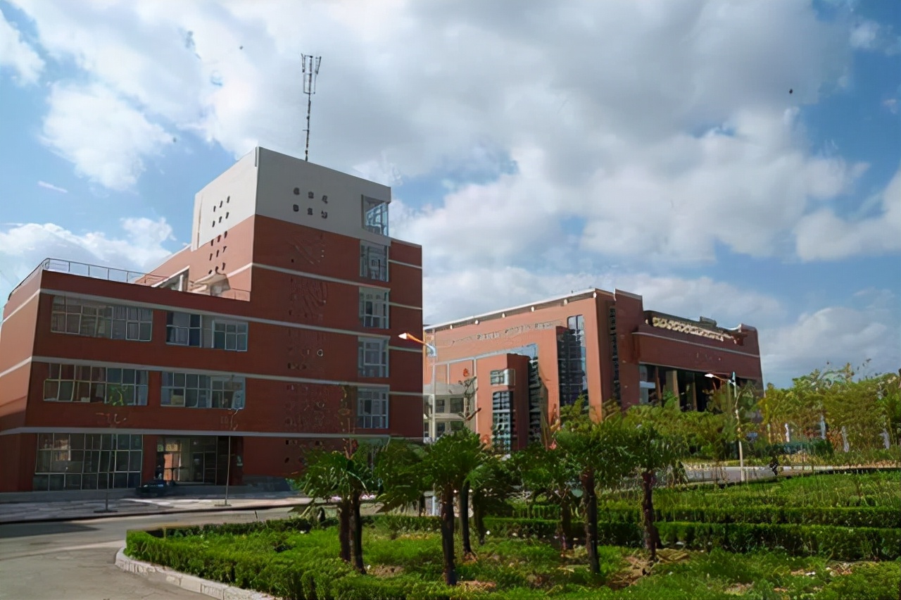 有所性价比高的医学院，毕业不愁找不到工作，高考中等生的福利