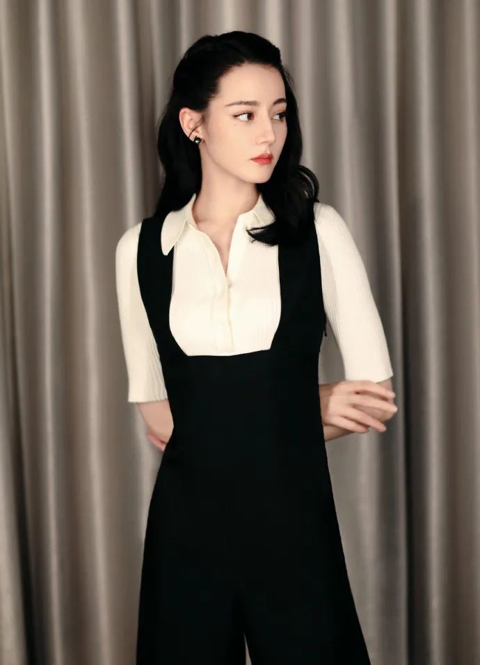 迪丽热巴身穿黑白套装美若天仙!雪肤玉貌魅力不可小觑