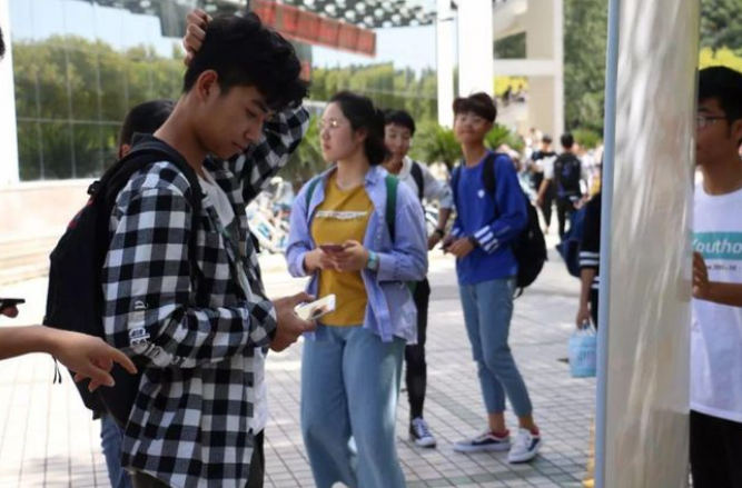 大学每月3000元生活费多吗？看完这张档次表，家长感觉被骗了