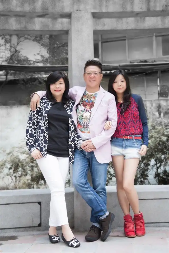 63岁姜育恒豪宅宴客，穿4000多T恤喝得满脸通红，身材发福认不出