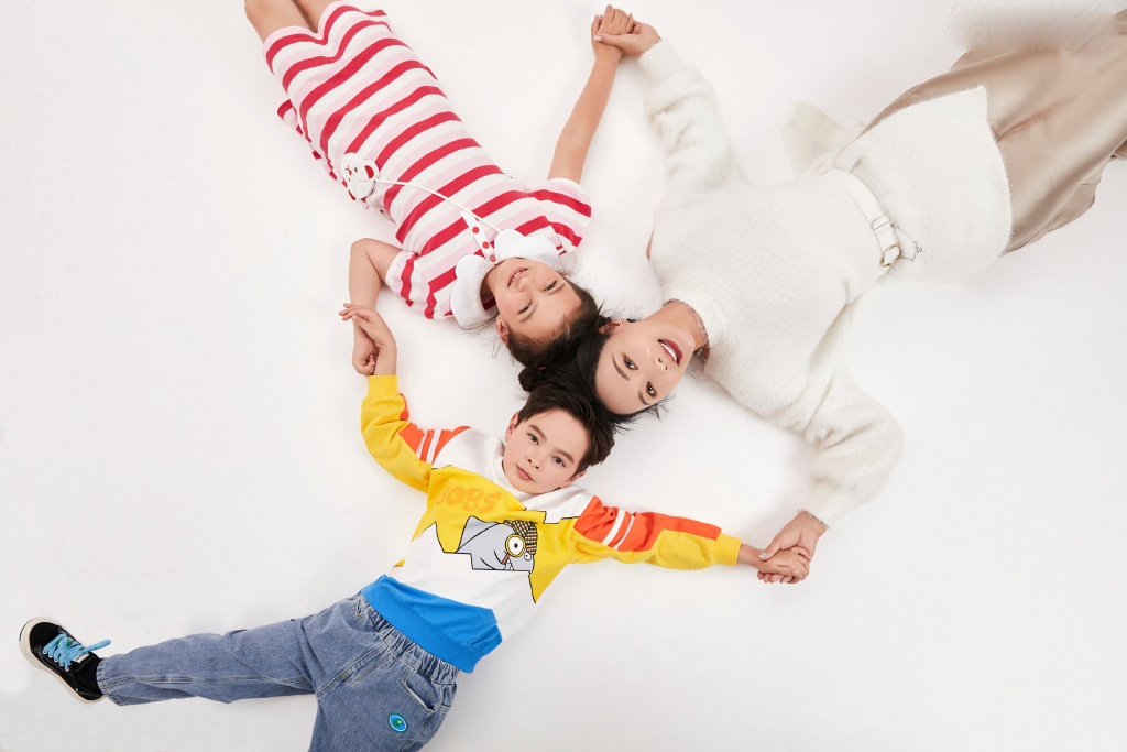 吴奇隆前妻分享亲子照，女儿和儿子乖巧可爱，向老公表白超浪漫