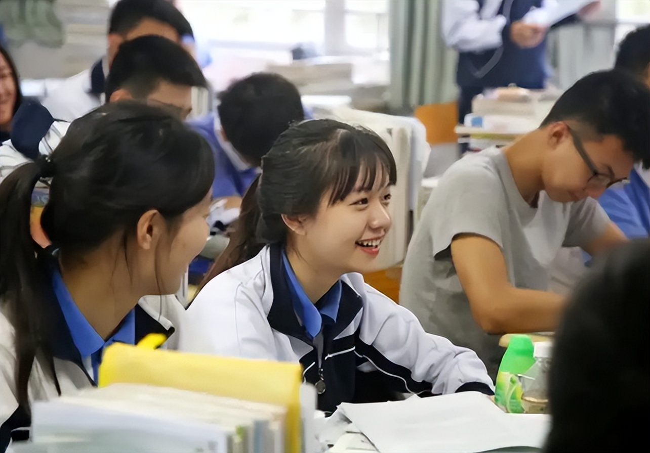 2022高考将近，女学生应该学师范还是学护理？区别不是一星半点