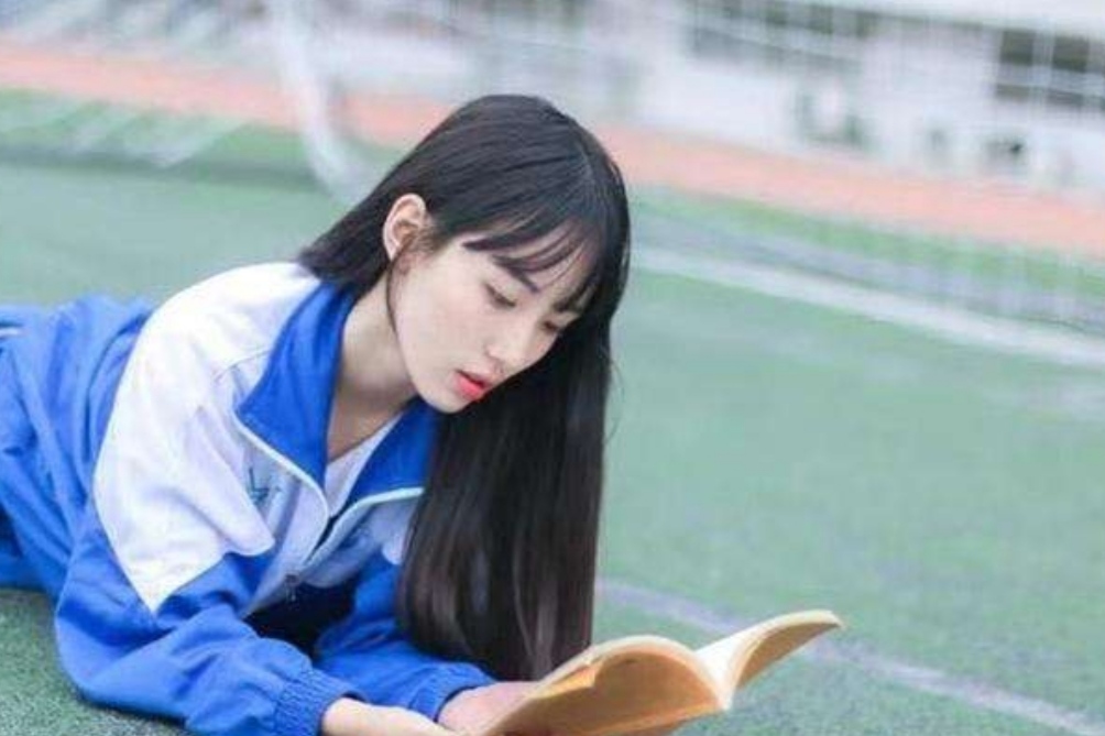 为啥贵族学校女生穿裙子，普通学校女生穿裤子？学生表示强烈不满