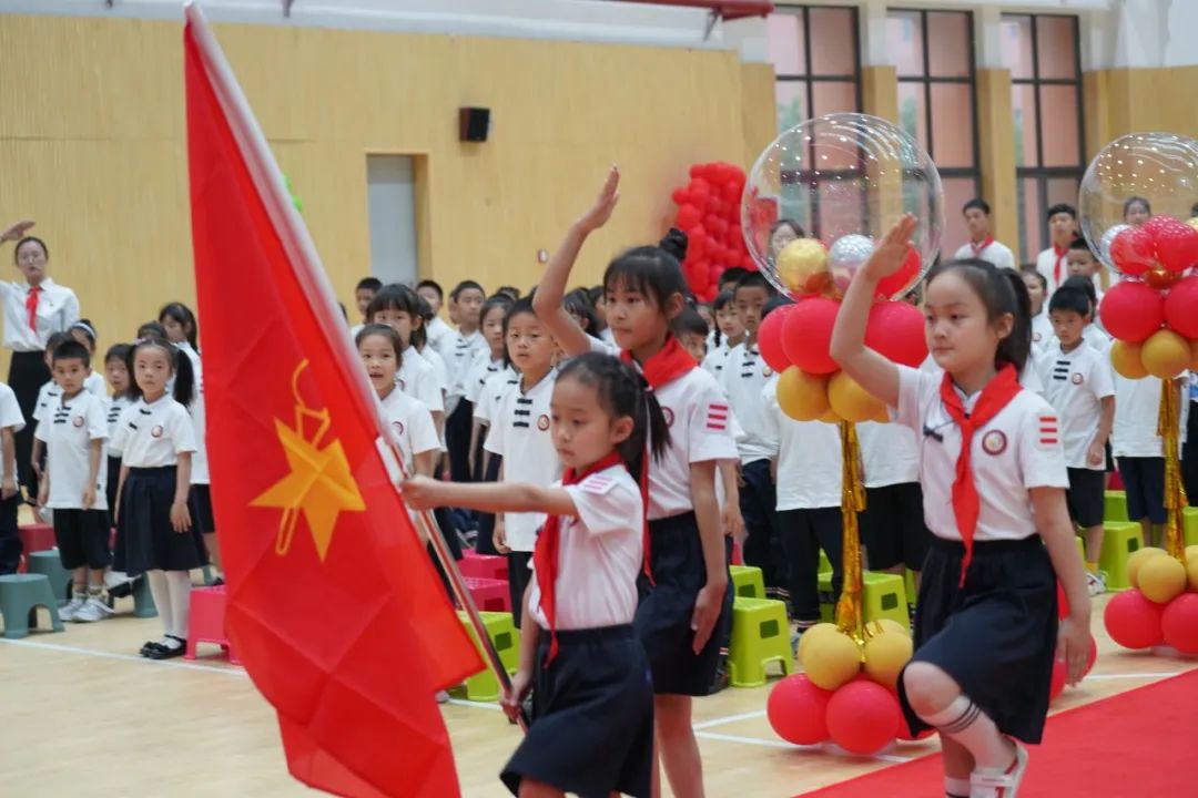 成都高新区朝阳小学举行2021级第一批新队员入队仪式