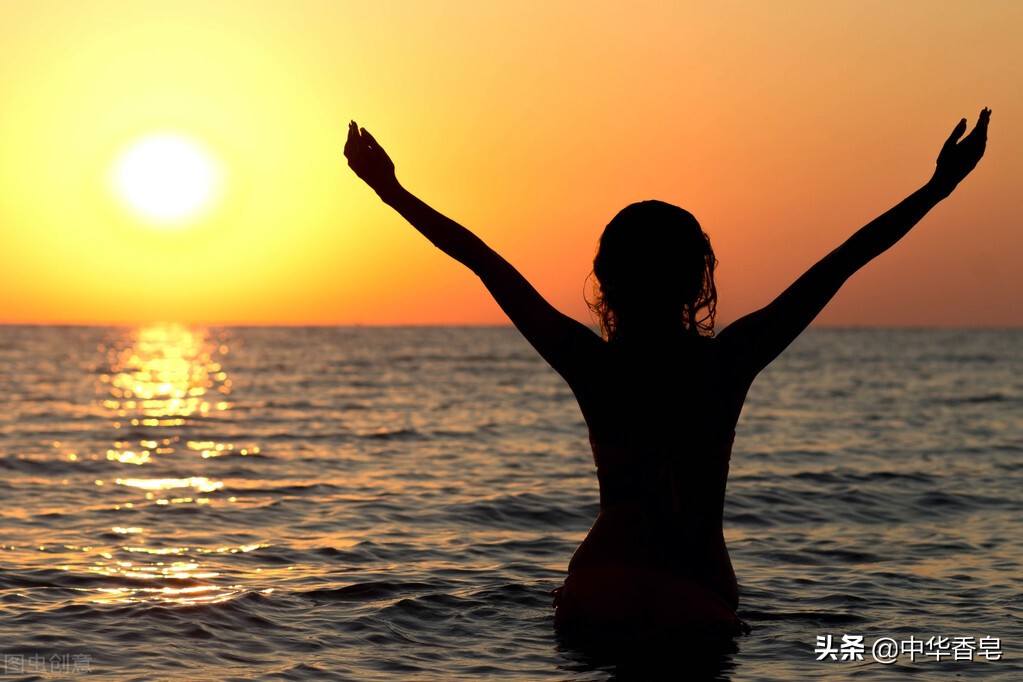松烟入墨皂在船浆的划动下，黄昏中江面洗涤掉污垢，送去沉稳平和