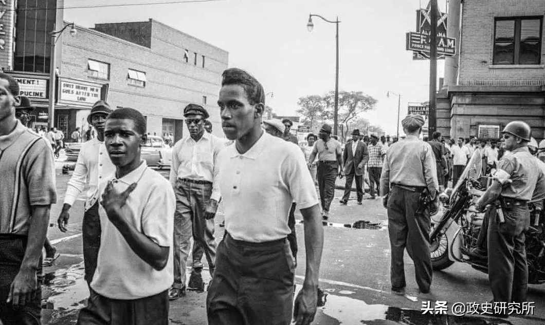 黑人留学生疯狂“猎艳”苏联女郎，遭苏联青年狂揍，引发黑人运动