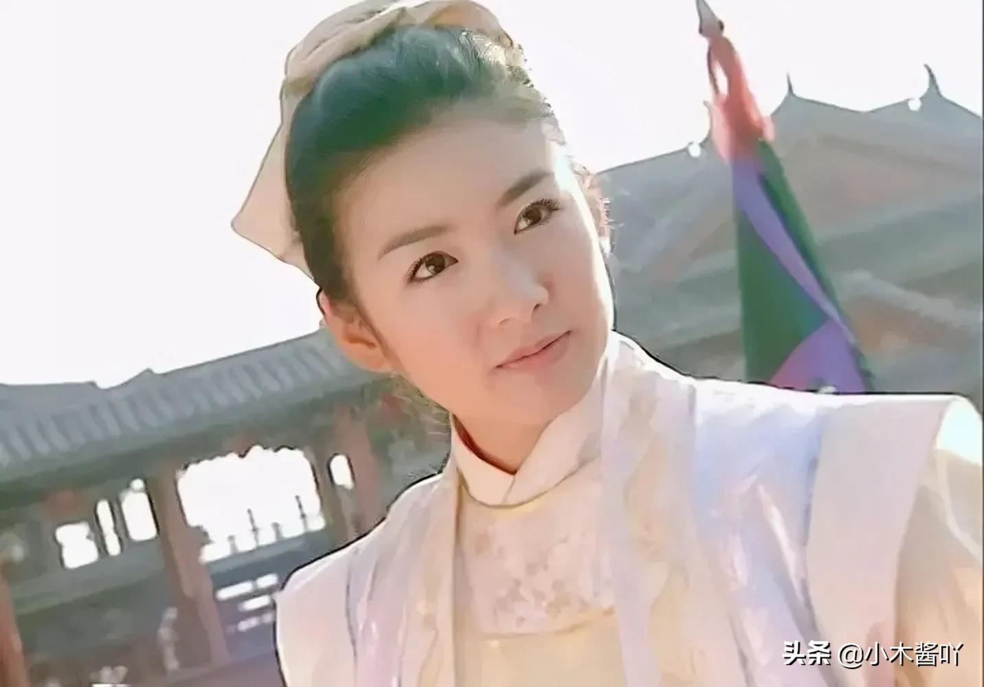 《新女驸马》家道中落的冯素珍扮男装赴京，意外中状元还被招驸马