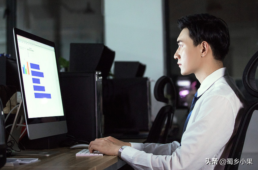 经济学家惊呼：结婚率再创新低！年轻人不能太自私，要以大局为重
