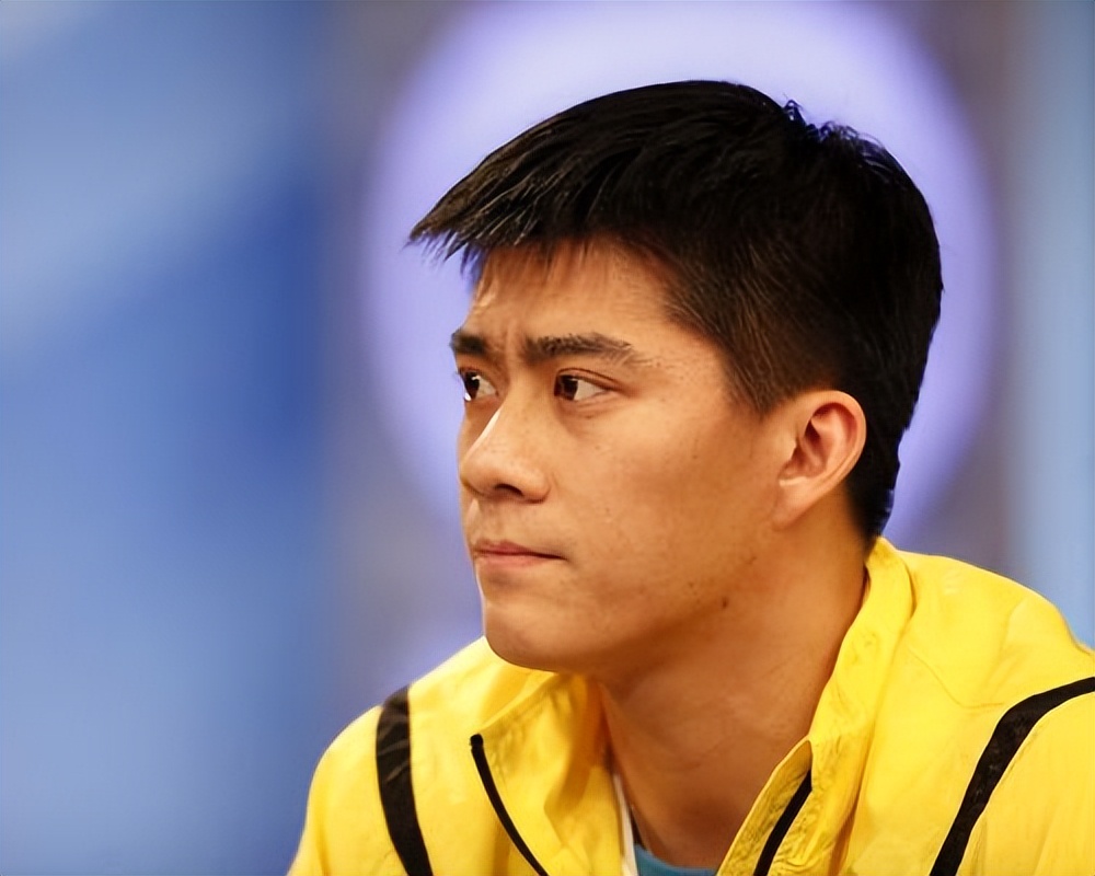 中国羽毛球男单退役男选手(传奇傅海峰：从陪练到羽毛球奥运冠军，退役后的选择你想不到)
