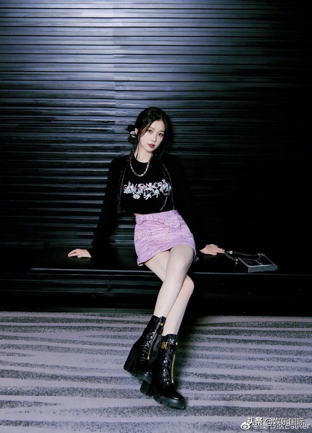 虞书欣晒美照娇艳迷人 穿小粉裙妆容精致