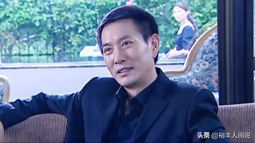 51岁姚刚现身小理发店！满脸堆笑T恤湿透，“赖”着不走蹭空调