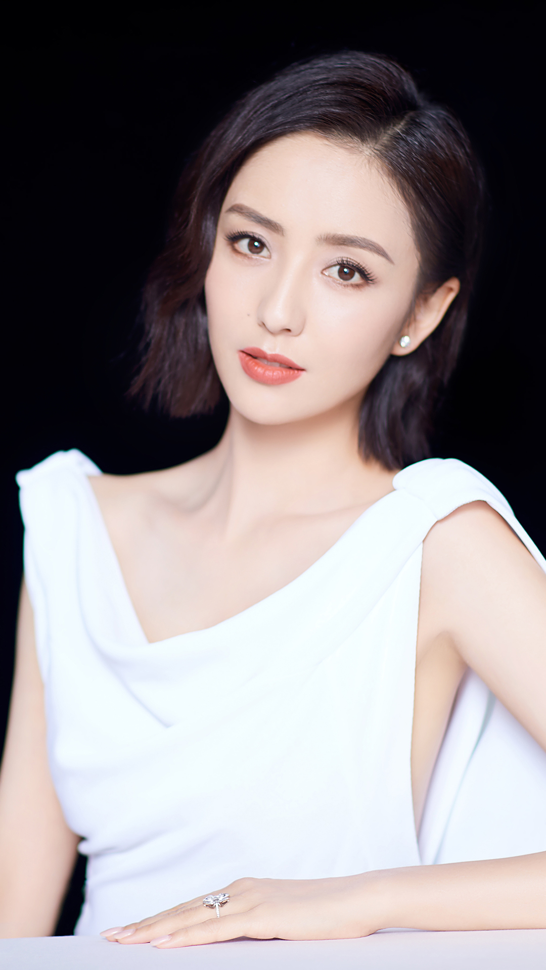 佟丽娅穿刺绣白裙气质清雅 一头微卷短发精致时髦