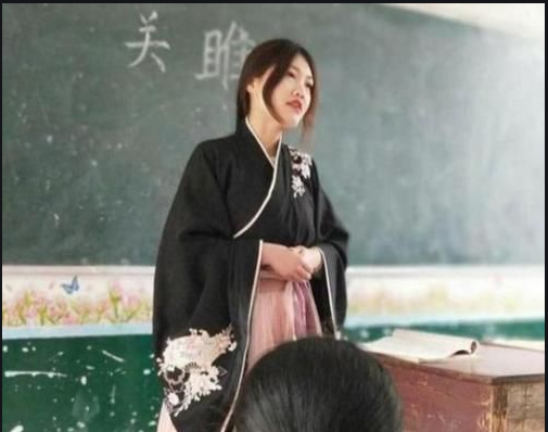 安徽某大学女教师走红，穿衣风格酷似“司藤”，却被怀疑另有目的