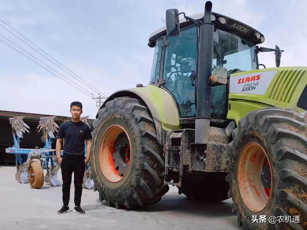 進(jìn)口拖拉機(jī)配國產(chǎn)龍豐翻轉(zhuǎn)犁 90后機(jī)手新搭配火爆農(nóng)機(jī)圈