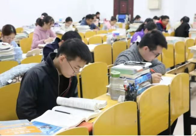 高考647分的高材生，蜗居网吧4年不洗澡不换衣服，从早到晚打游戏