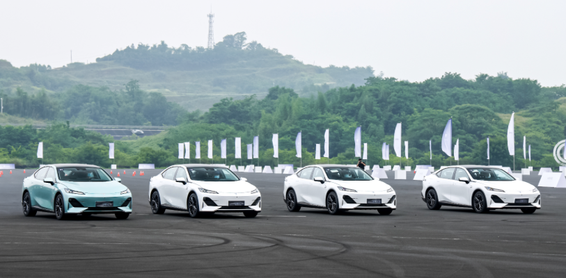 20万级新能源最强登场，深蓝03受到大家关注的因素终于找到了