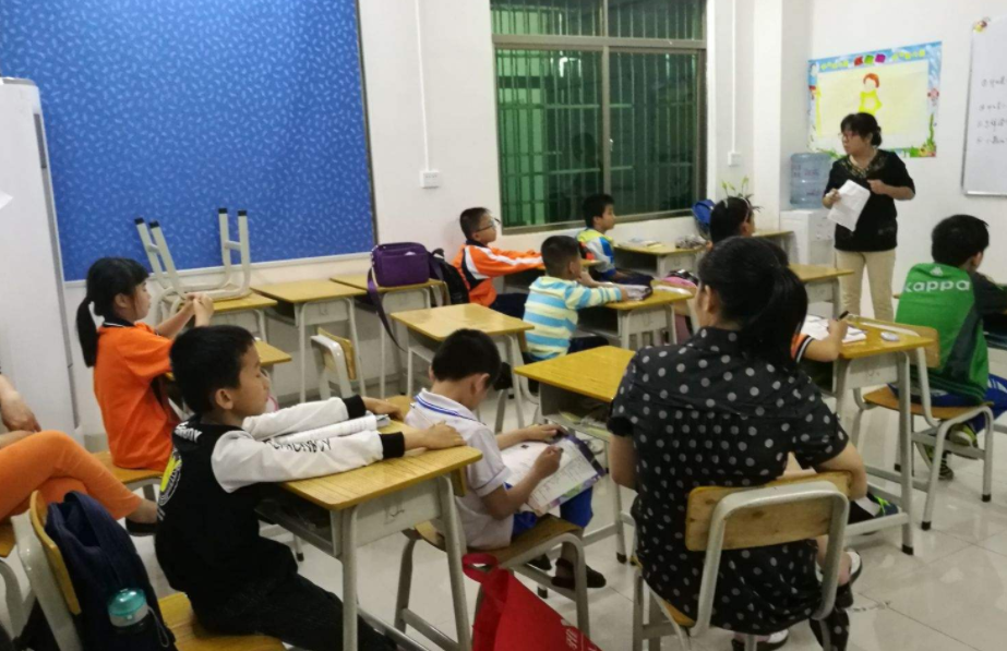 教师招聘门槛提高，学历标准严格明确，有些学生毕业即失业