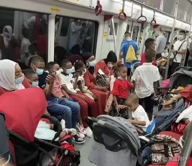 初入大学校园的女生，经不住黑人的软磨硬泡，结局令人不忍直视？