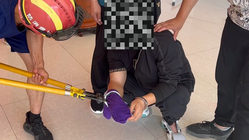 110求助119 合水消防5分钟巧解“失灵”手铐