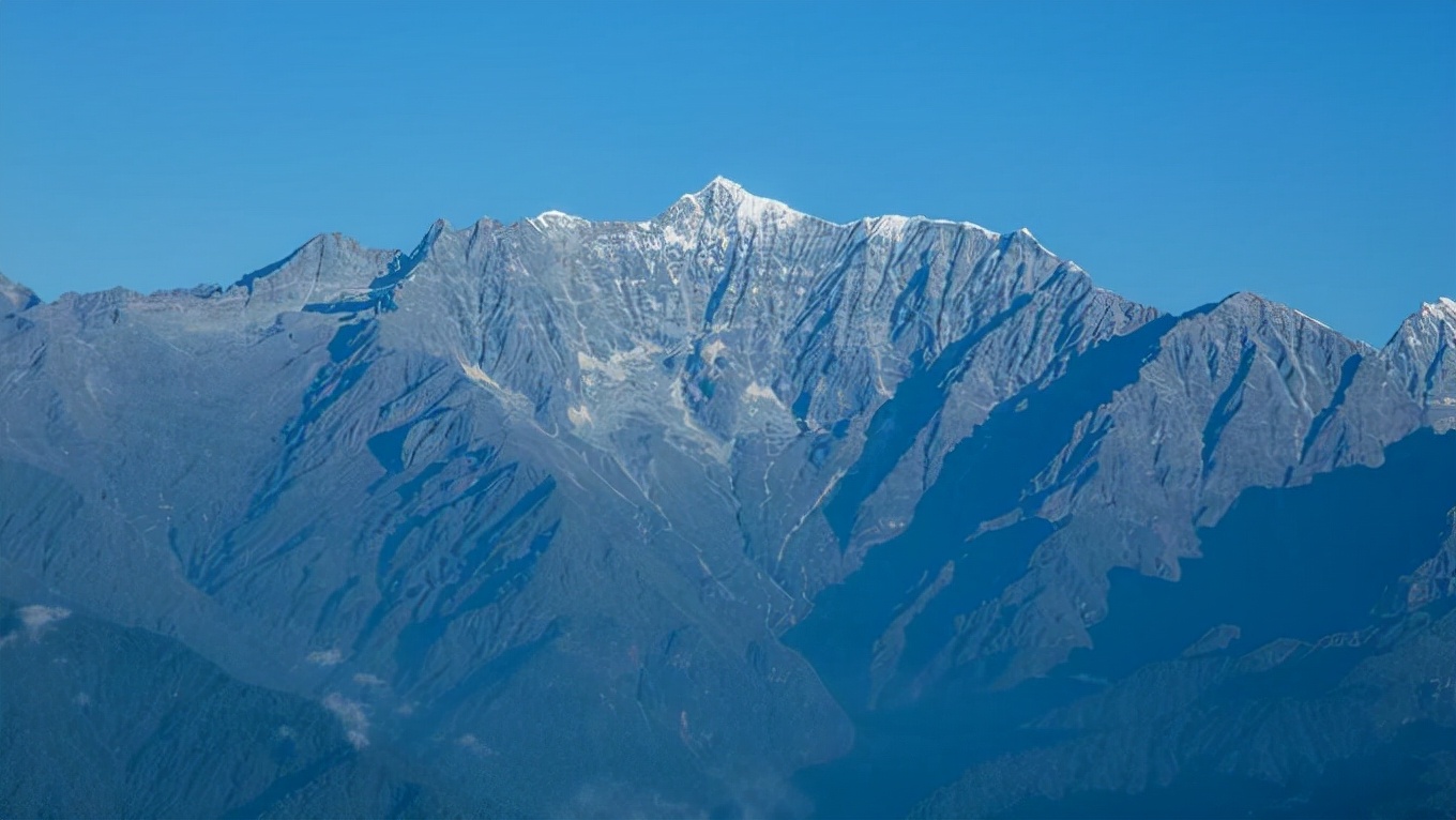 贡嘎雪山，屹立于众峰之巅，气势磅礴，高大险峻，被誉为蜀山之王