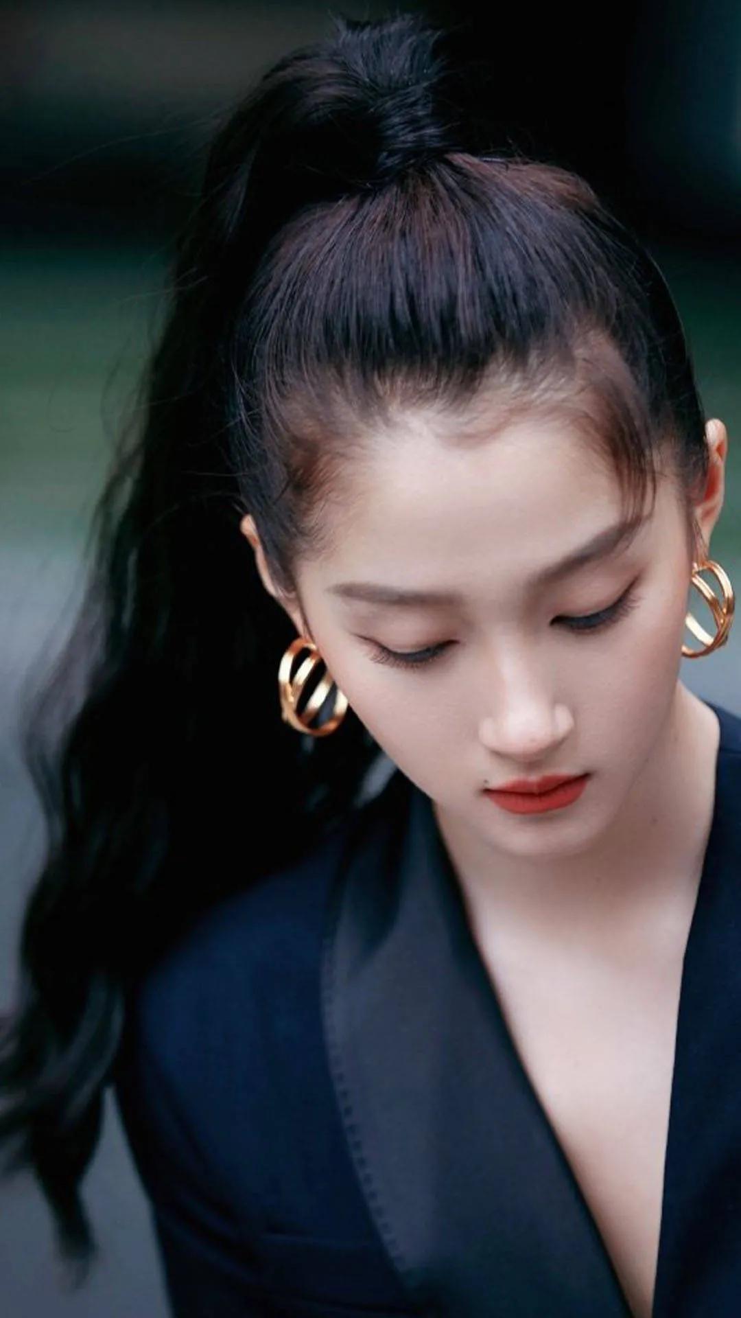 关晓彤穿黑色西装裙 扎高马尾利落干练显成熟美