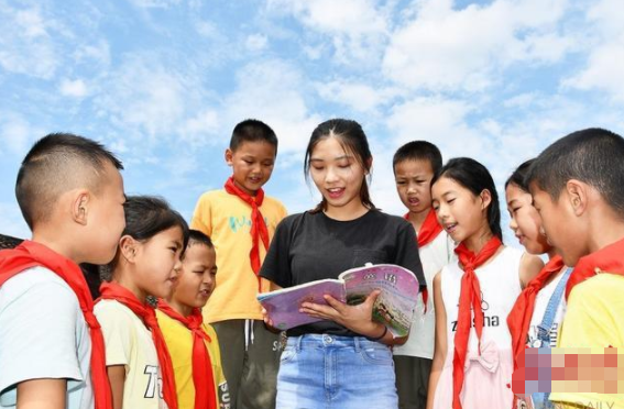 大学生去山村支教，却被看成是“霍霍学生”？村支书直言折腾不起