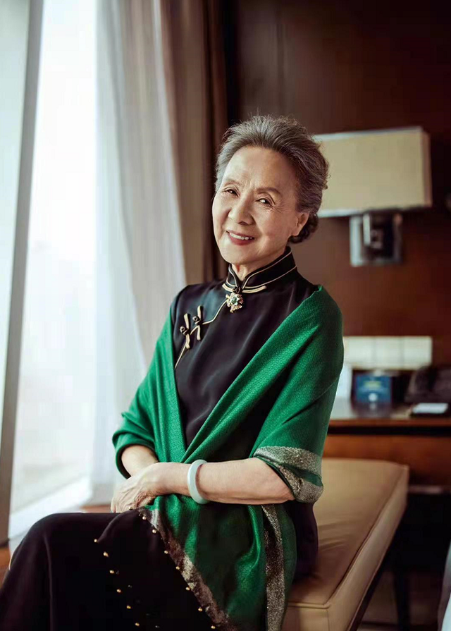 “优雅奶奶”吴彦姝气质真好，旗袍配披肩温婉端庄，83岁风采依旧